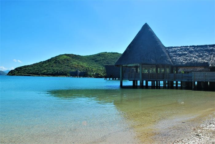 Типичная постройка для Новой Каледонии, отель или ресторан на воде
