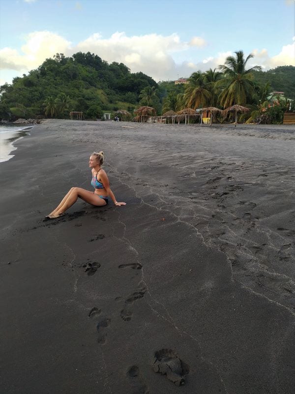 На Доминике большинство пляжей с песком такого цвета