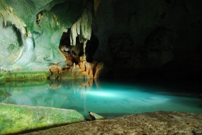 Пещера с голубой пресной водой