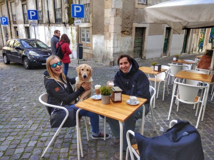 В кафе с собакой, Португалия