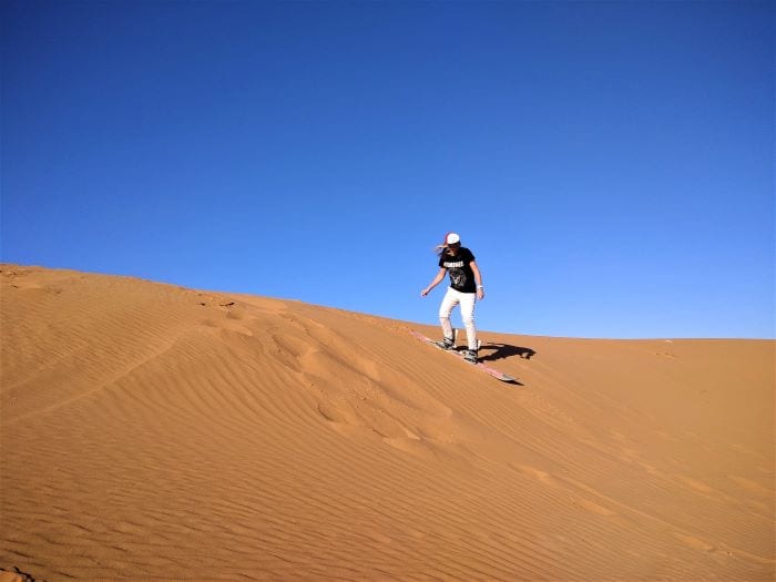 Катание на сандборде в пустыне Сахара в Марокко
