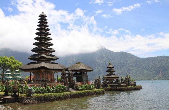 Храм на озере Бали