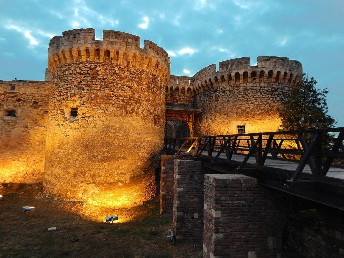 Белградская крепость вечером